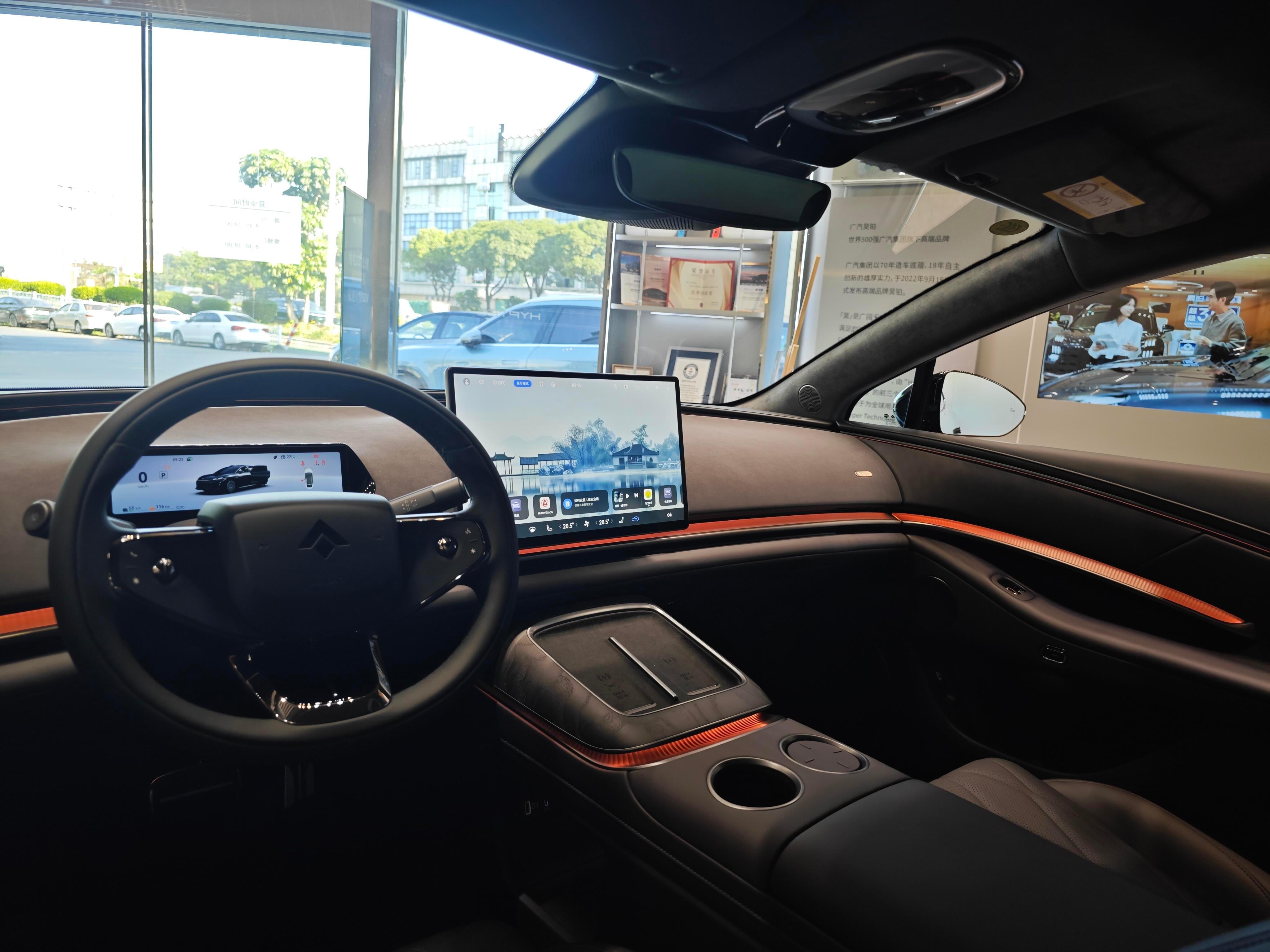 最让我种草的是它800V高压平台，在高速服务区体验过，充电速度飞快，喝杯咖啡的功