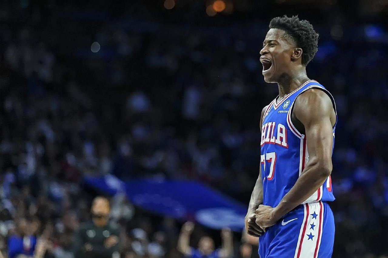 76人探花秀埃奇库姆真的打出了身价！在今天76人半场以62-54领先凯尔特人的比