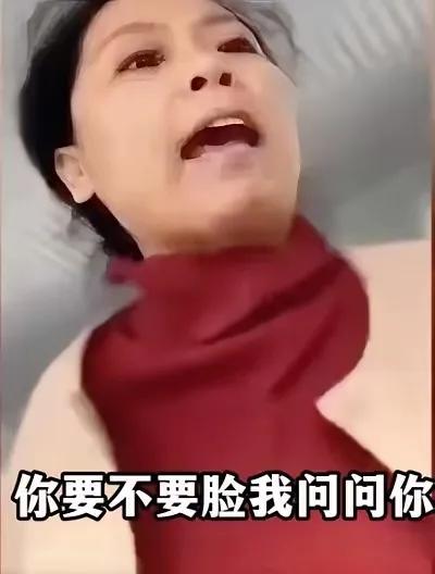 被骂蒙圈了，这是她家定的规矩？高铁上，情侣低头吃泡面，突然一声怒喝：“败类！高