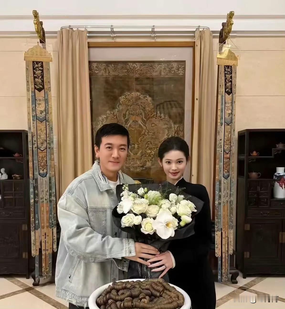 杨子新女友亮相，却难比黄圣依。说她是“流水的儿媳”，而杨子母亲似乎成了“铁打的妈