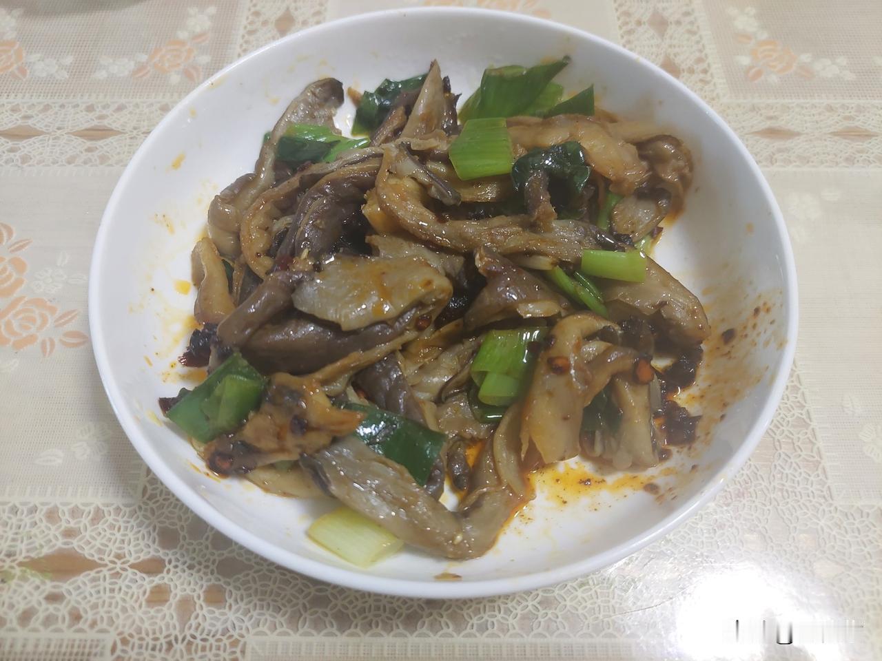 自己动手，丰衣足食。今早G哥起床炒的蘑菇。的确是不错，口感比我昨早我做的