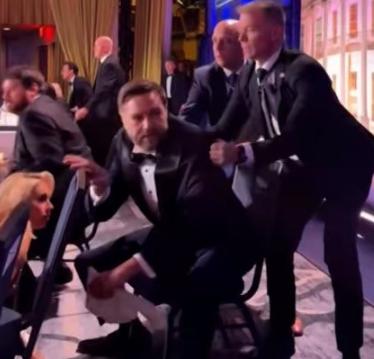 万斯，没有把握住机会！当听到枪声后，万斯不该第一时间撤离，如果当时大喊一声“保护