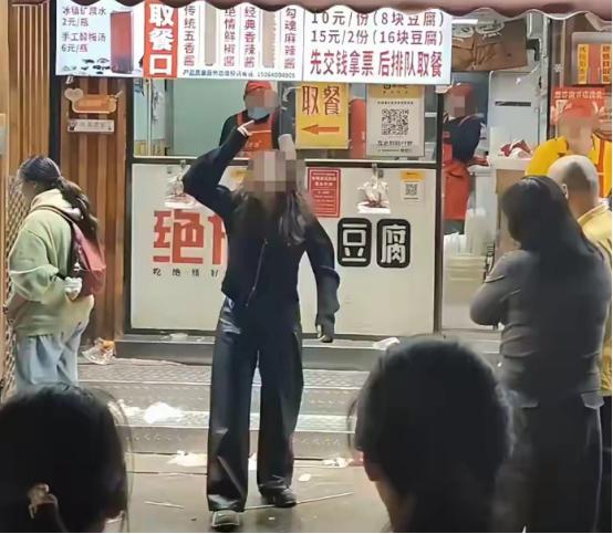 “周扒皮都甘拜下风！”山东济南，一女子大年初五要回杭州上班，想跟父亲吃顿饭，就在