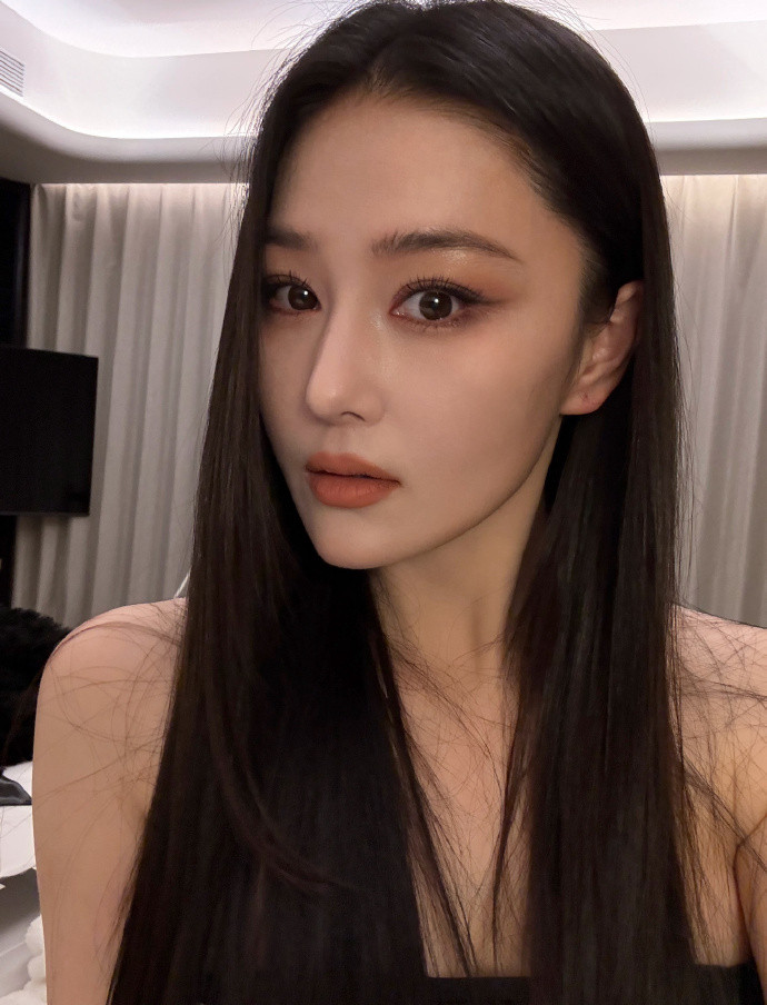 张馨予更新“感谢妈妈给我这张抗老的脸”。