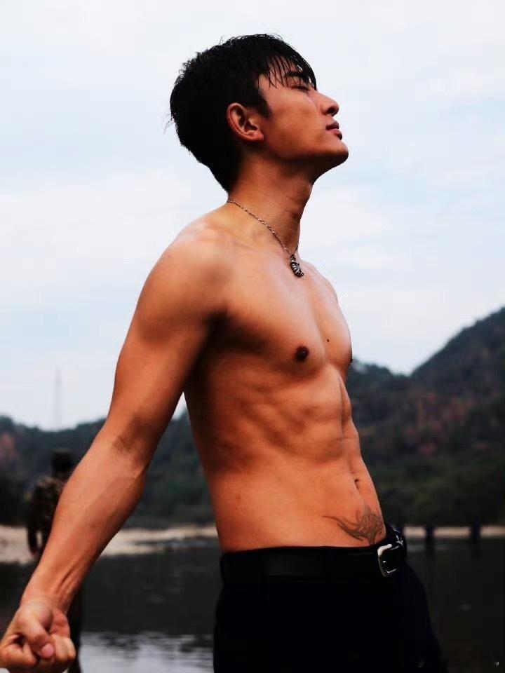 贾乃亮的纹身，让我相信李小璐是无辜的。