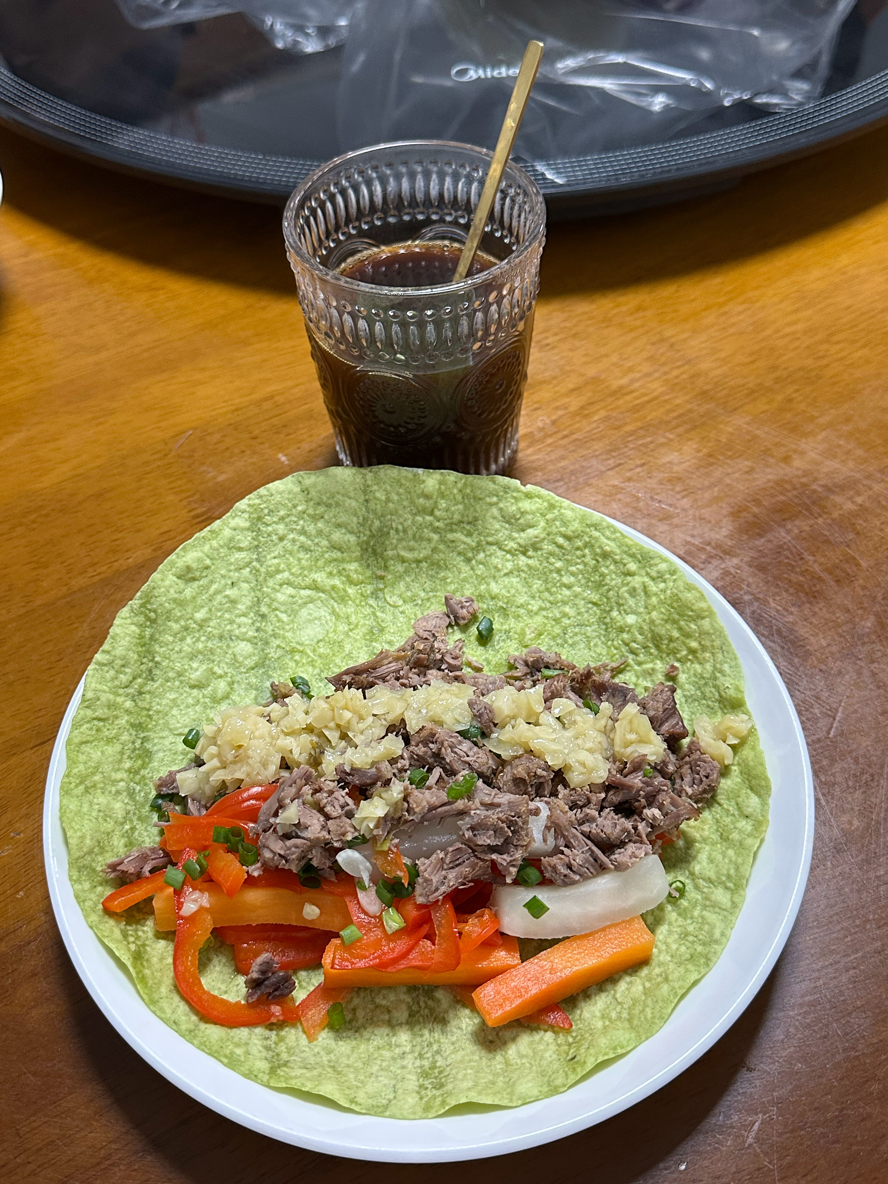 泡菜甜椒牛肉手抓饼，无糖咖啡。成都