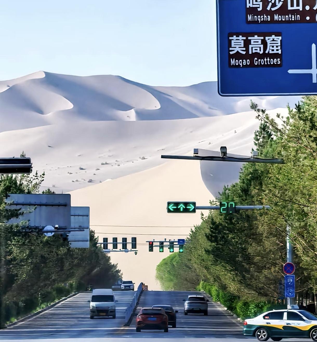 敦煌真的好干净压根不是古早印象的西北城市。尤其是背景中的沙漠，壮阔雄浑，非常出