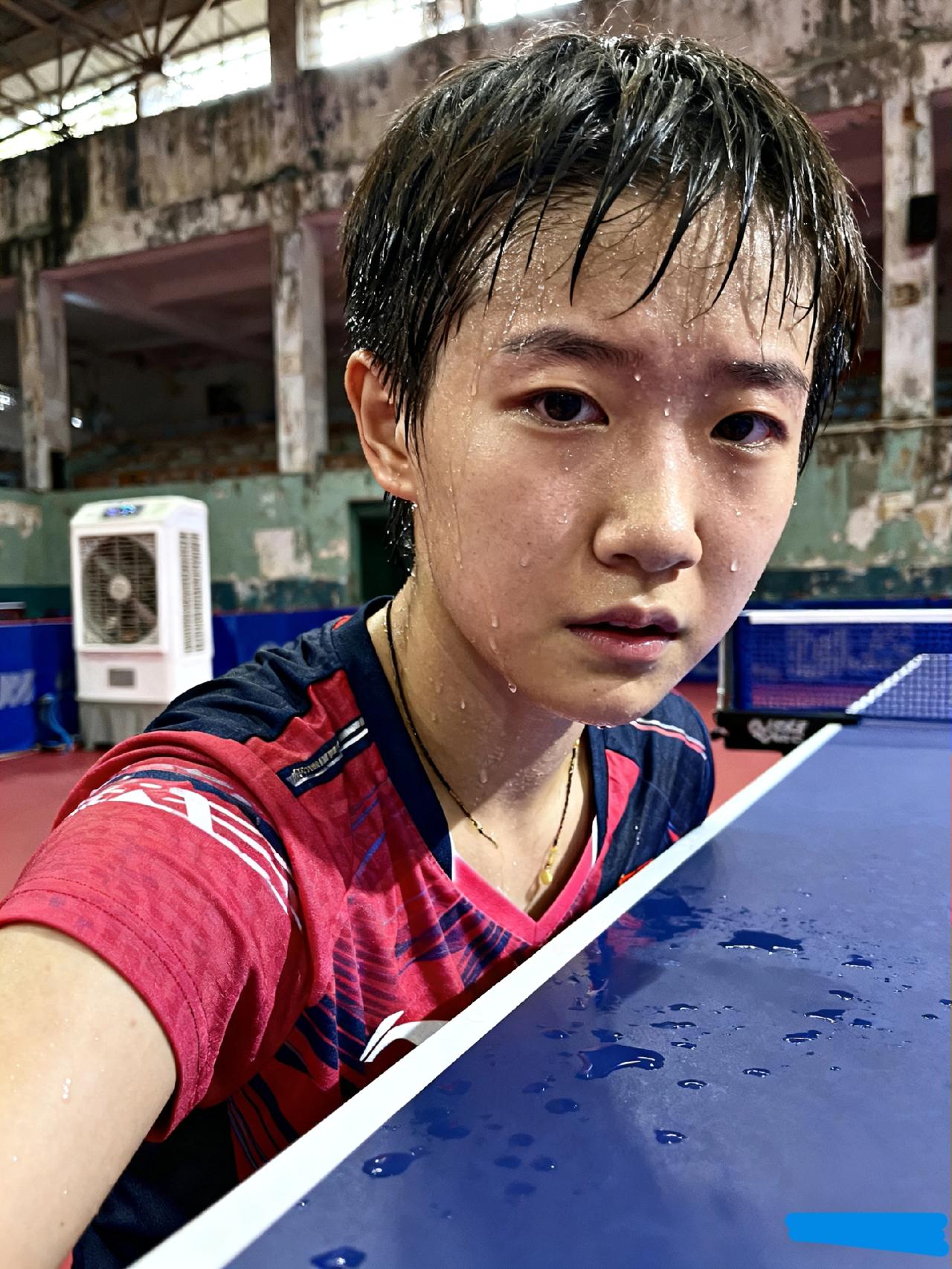 热到顶冰袋！印度亚锦赛成“桑拿房”，国乒孙颖莎湿透衣衫，日本队扇扇续命乒乓