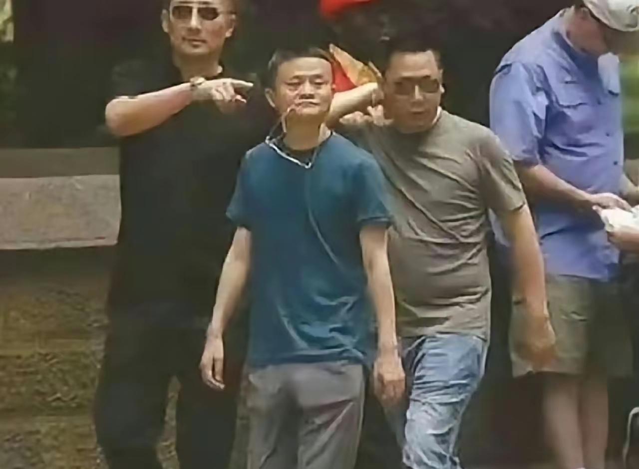 巅峰时的马云，只能用意气风发，马仔云从来形容，那时身边不仅有保镖，还有小燕子赵薇