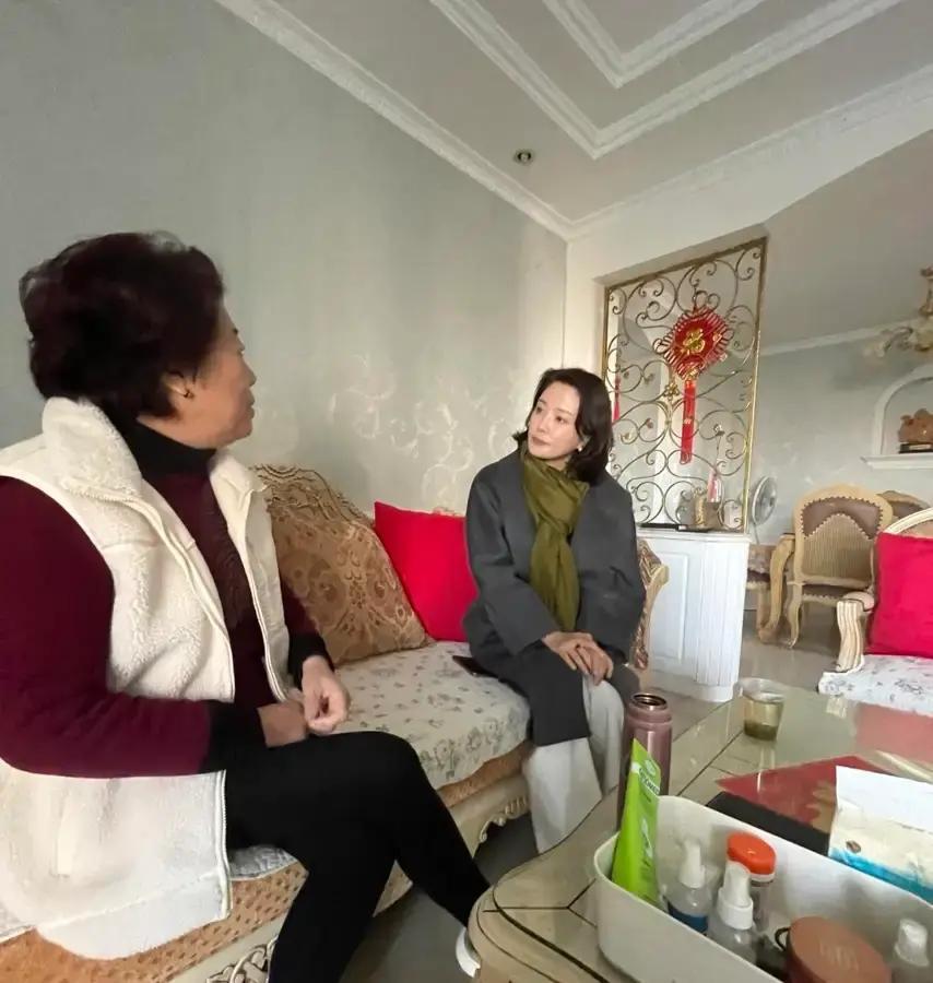 主持人砸门道歉，却发现“骗局”制造者正在直播插花。我们以为会看见檀香古卷。