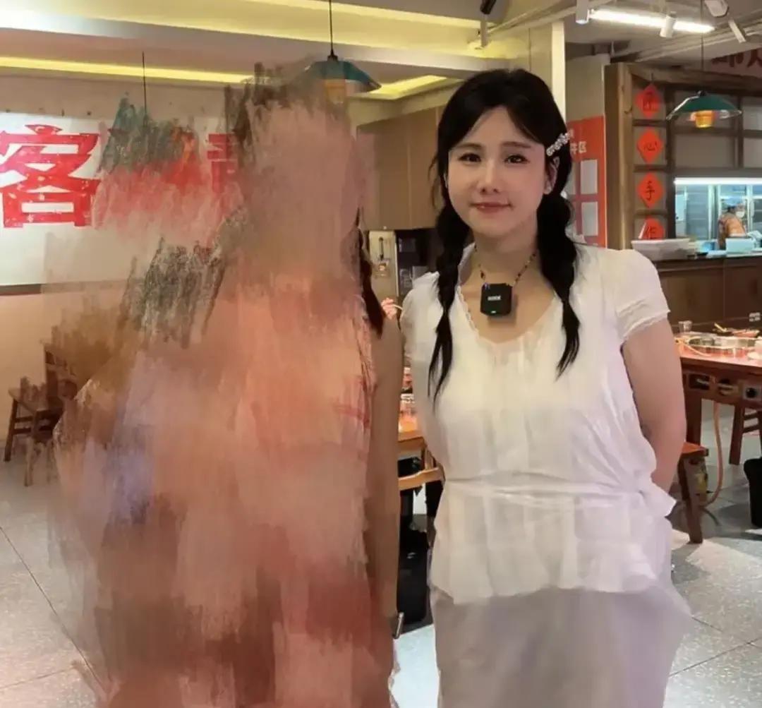 2026年7月1日，网友在重庆一家火锅店，拍到密子君和前男友谈鹏同桌吃火锅。