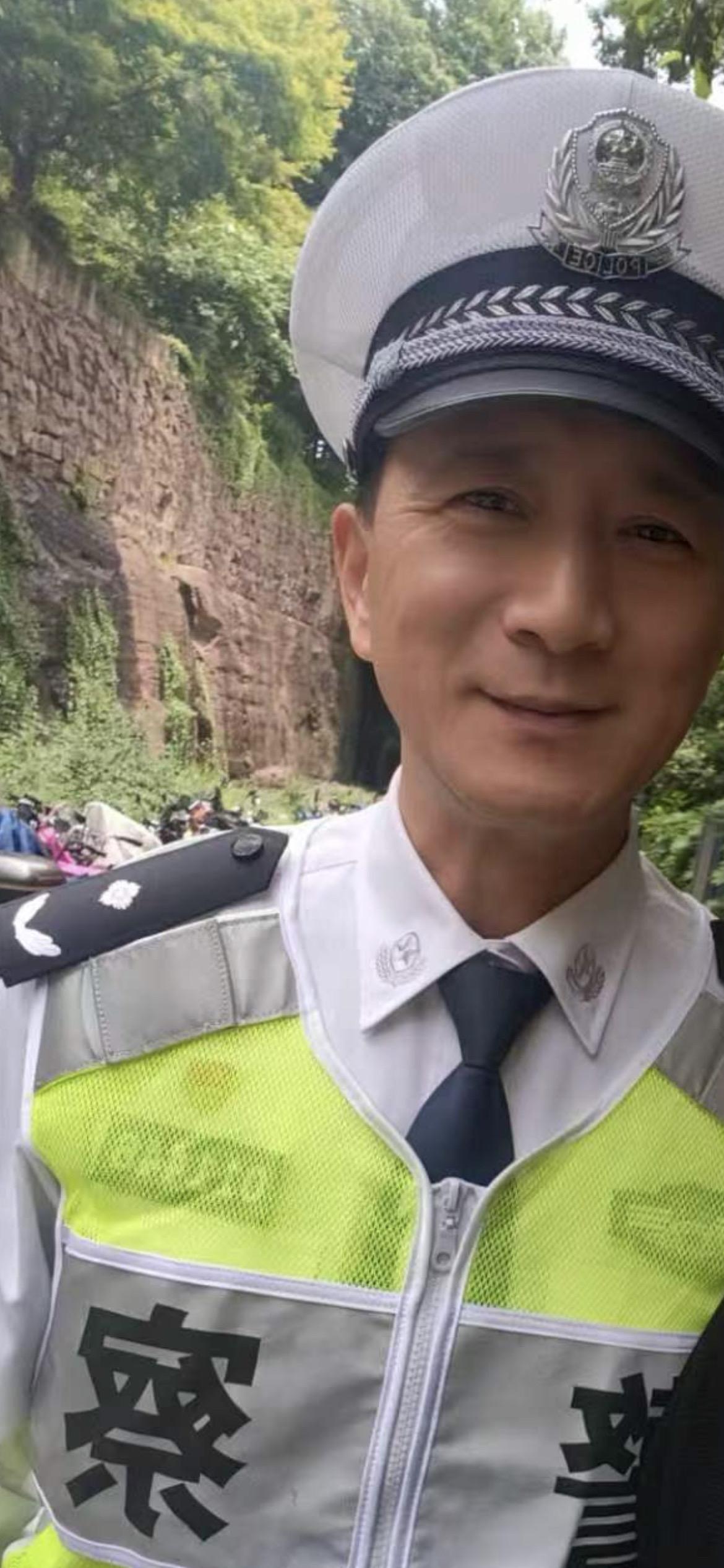 这位白衬衫蜀黍，你怎么这么帅啊！浙江dou知道杭州交警正能量交警