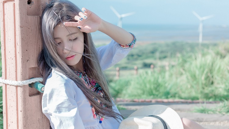 出过轨的男人，通常有这些表现：1、手机不让看，洗澡都带着，以前在家随手放，现在