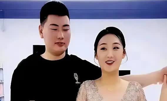 陈亚男没这种福气，小伟的二任妻子的长像比陈亚男还飘亮。大衣哥儿子小伟也长