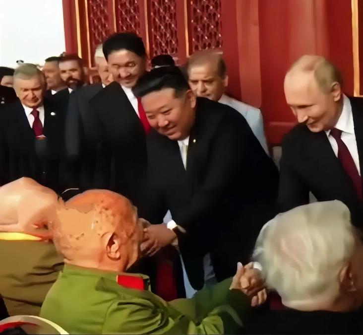 这是一个致敬英雄的年代！普京、金正恩等外国元首向中国抗战老兵俯身握手和诚意致敬，