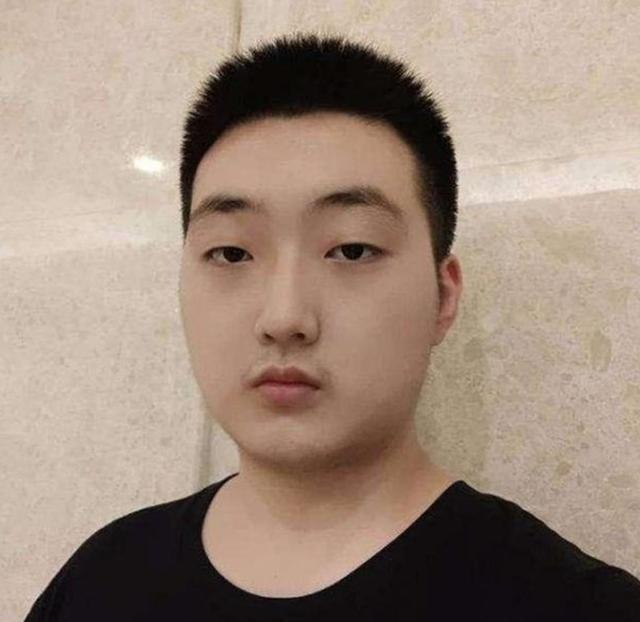 山东高考状元孟令昊，高中三年成绩平平，高考直接逆袭上清华孟令昊2002年出生在