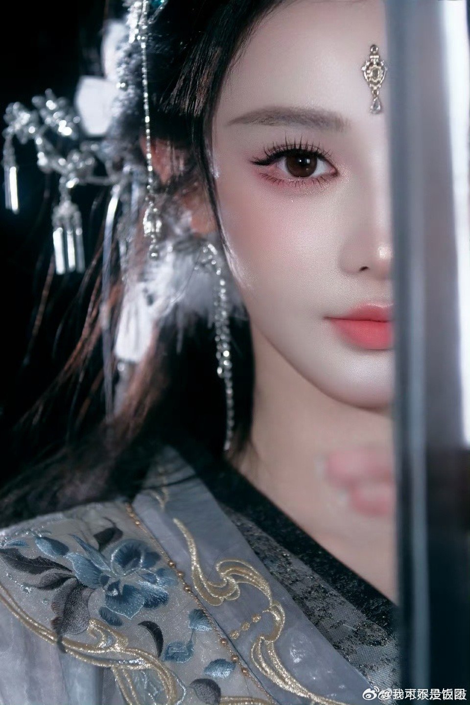 彭小苒这次是冷感美人我勒个冷感美人啊，彭小苒这次的造型直接美我一大跳啊～清冷又有