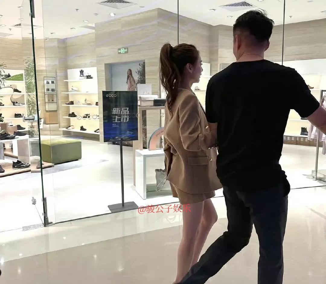 有网友在北京国贸偶遇汪小菲与妻子马筱梅，夫妻俩在商场悠闲逛街，看起来心情不错。据