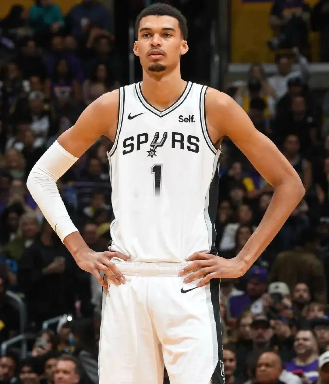 谁能想到，现在NBA最离谱的话题，居然已经不是“谁能限制文班亚马”，而是“篮球之