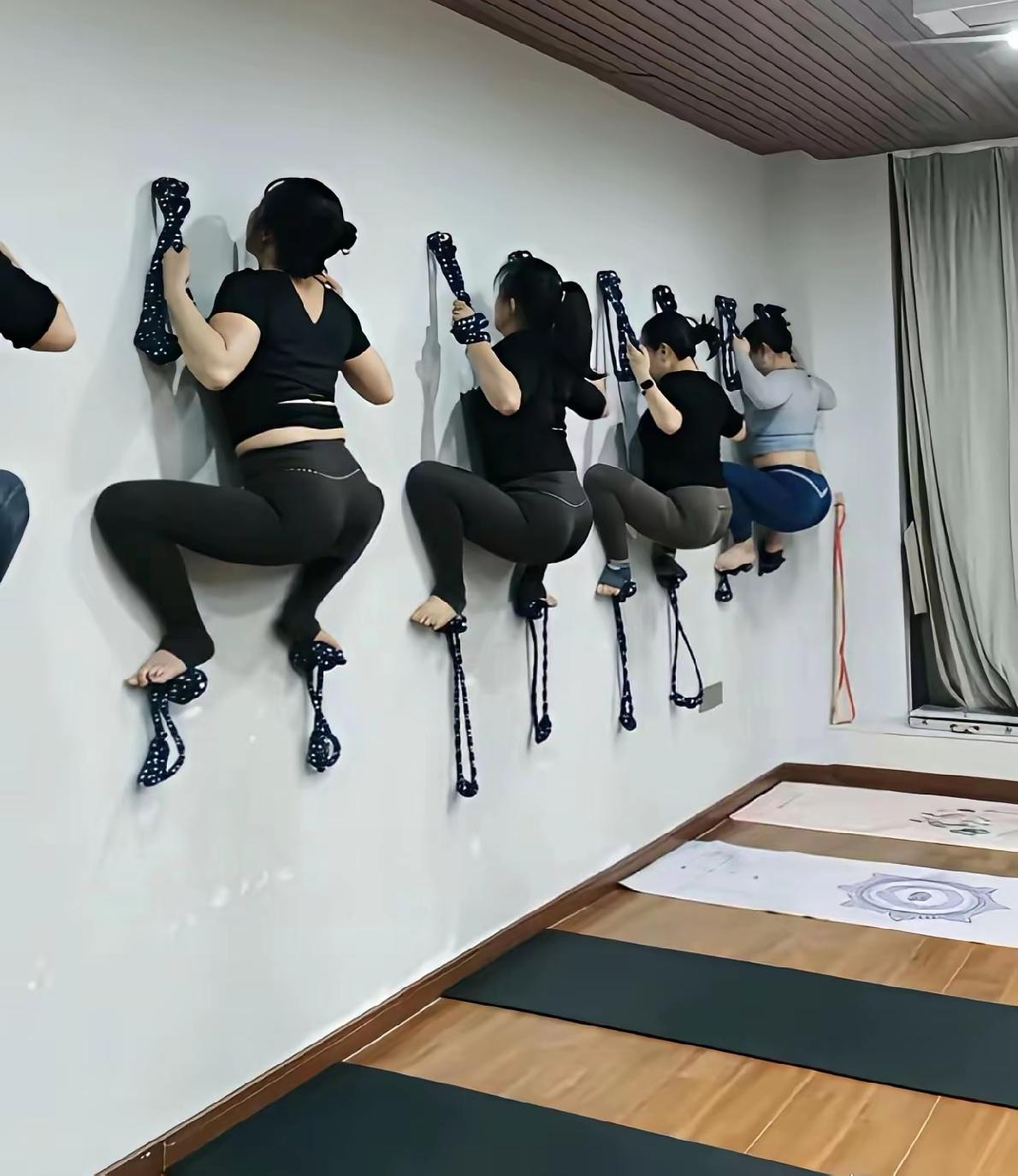 看了这些人是不是很想笑，这是在干嘛？练蛤蟆功吗？其实是在练瑜伽，一种新型的瑜