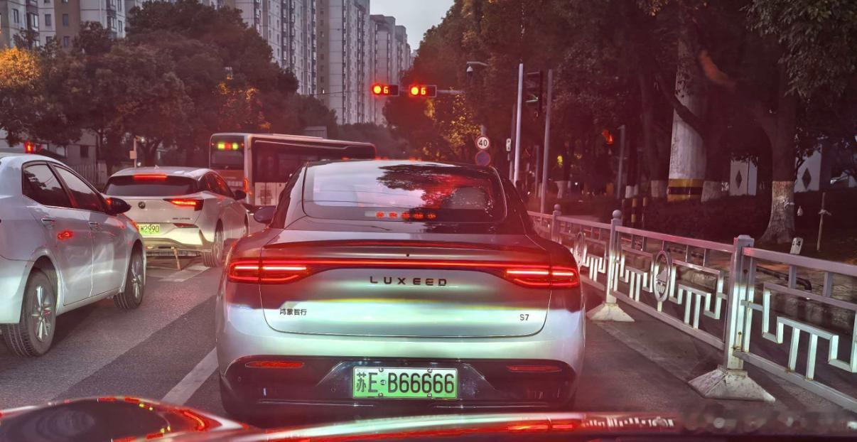 车牌羡慕了智界S7