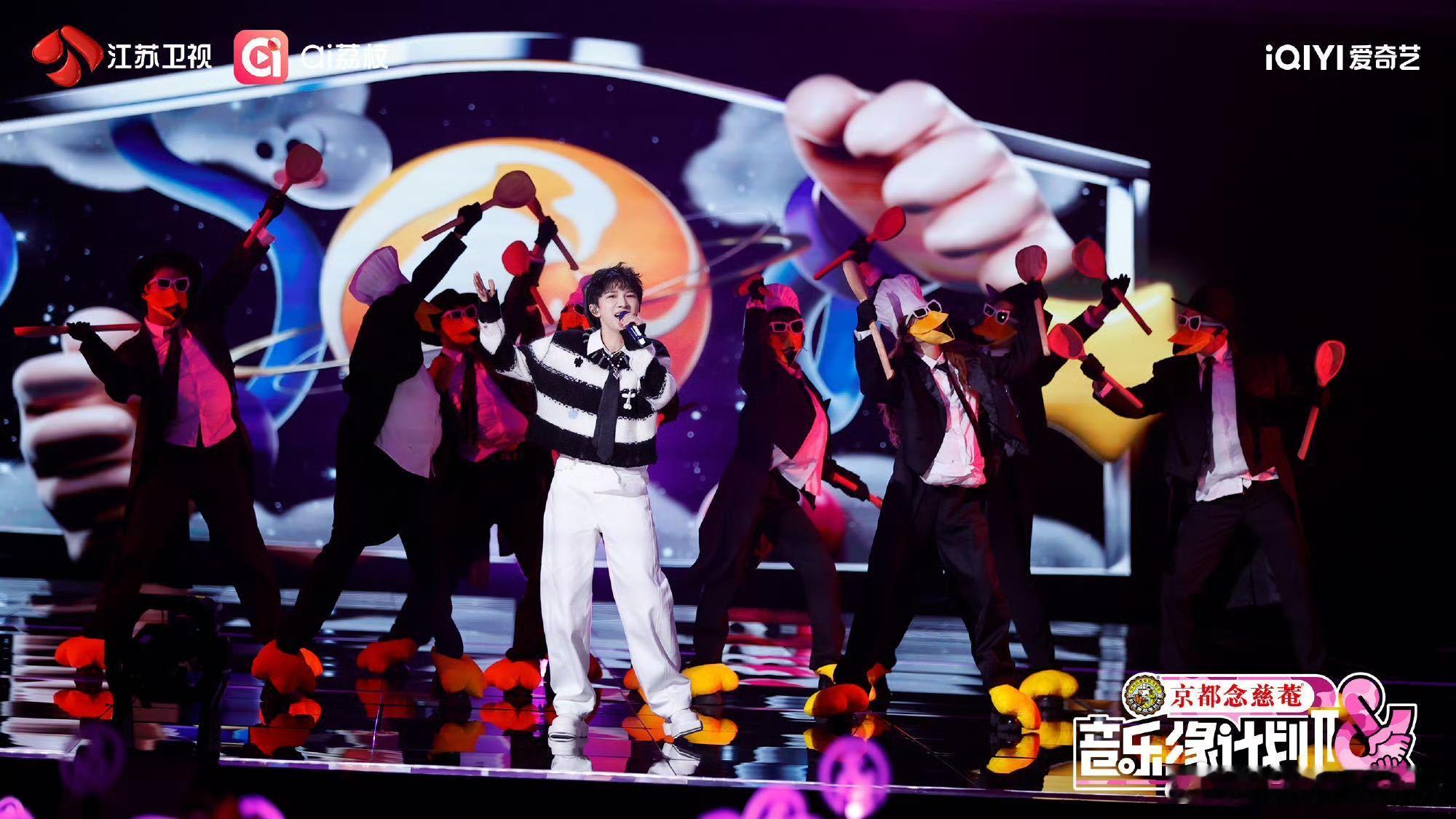 翻到舞台幕后花絮，周深扑通扑通好高雅的舞台周深爆灯猫猫祟祟能看出准备得超用