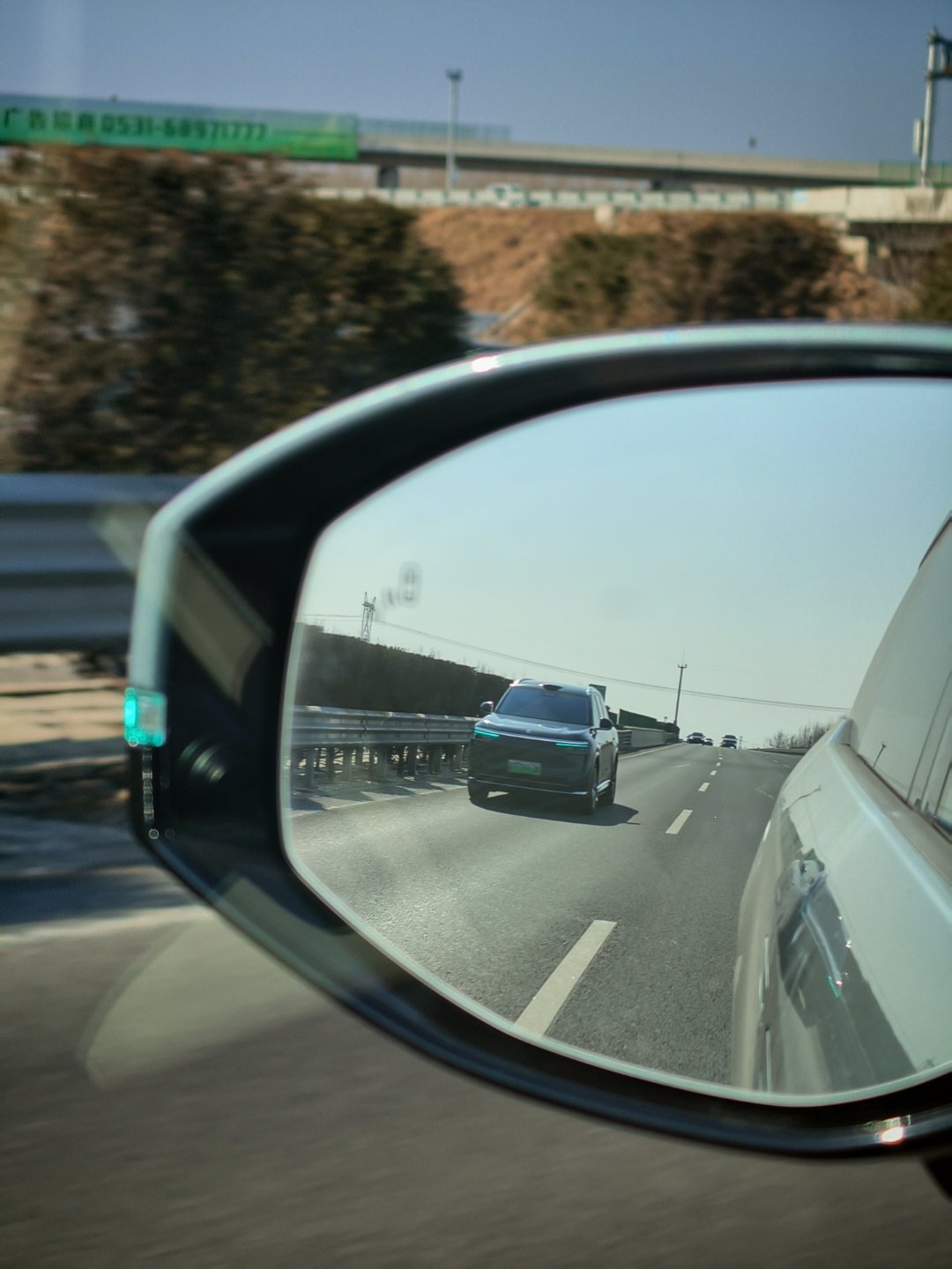 路上看到开智驾的越来越多了。后面一辆大姐开的问界M8，一路上都亮起小蓝灯。稳得很