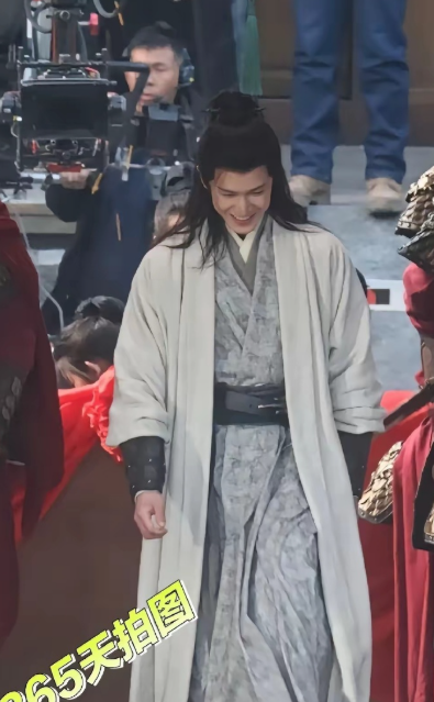 李昀锐开机后的造型，这比在九重紫降了好几个维度啊……刚上桌就要下桌了？