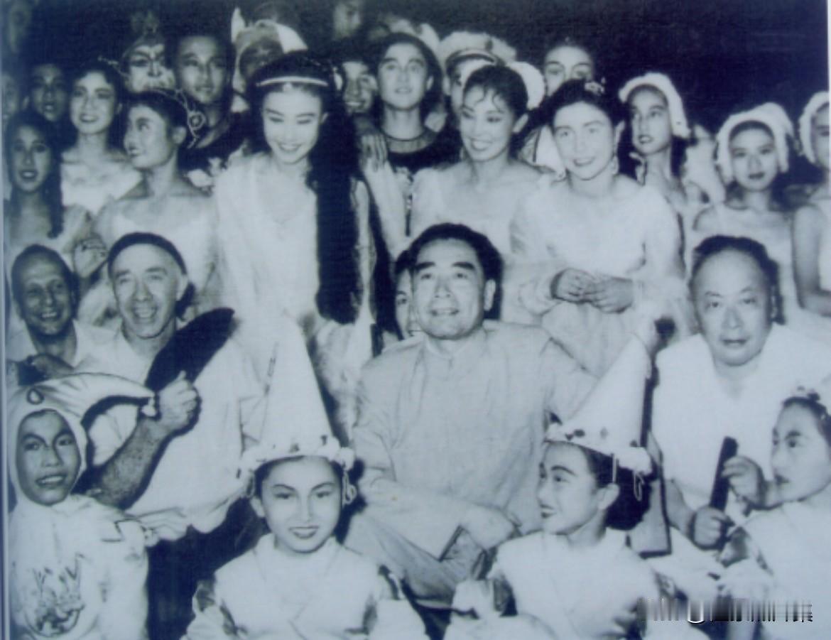 【周总理历史上的今天——6月29日】1958年6月29日，周恩来在北京天桥剧场
