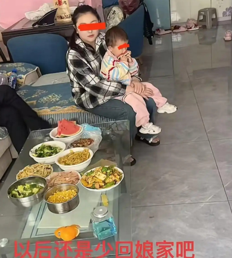 远嫁女子带娃回娘家，竟遭如此待遇，实在扎心！原以为父母会思念，可回家后只看到