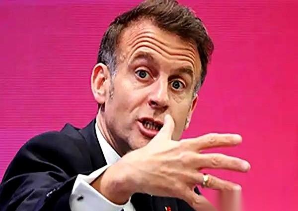 马克龙在韩国大学的讲台上，对着台下一片闪光灯，扔下一句狠话。他说，欧洲要是把方