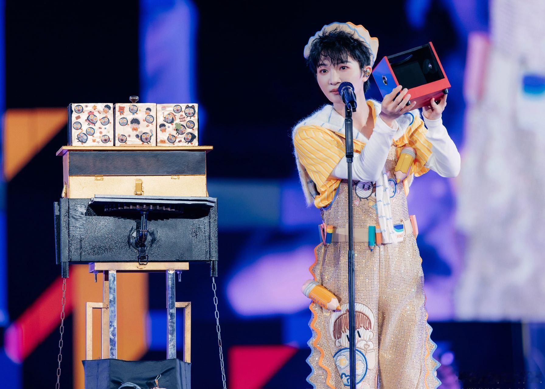 周深学了2年才敢表演的魔术笑不活了！周深为了魔术也是拼了，学足两年，在巡演的历