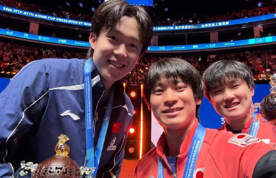 这张自拍太有画面感了！海口亚洲杯男单颁奖，户上隼辅举手机自拍站C位，画面却