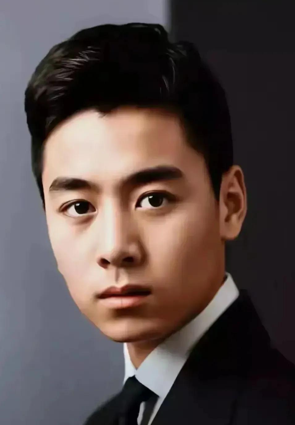 改装送友1920年，因领导学生运动，周总理被北洋军阀通缉，他的