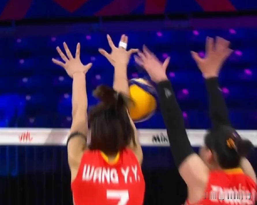 【拦网豪取16分是中国队战胜多米尼加的最大胜负手】中国女排战胜多米尼加比分接近