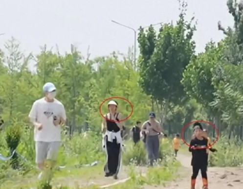 马龙夫妇陪儿子参加比赛，夫妻俩全程陪跑拍照，幸福感爆棚！​​​