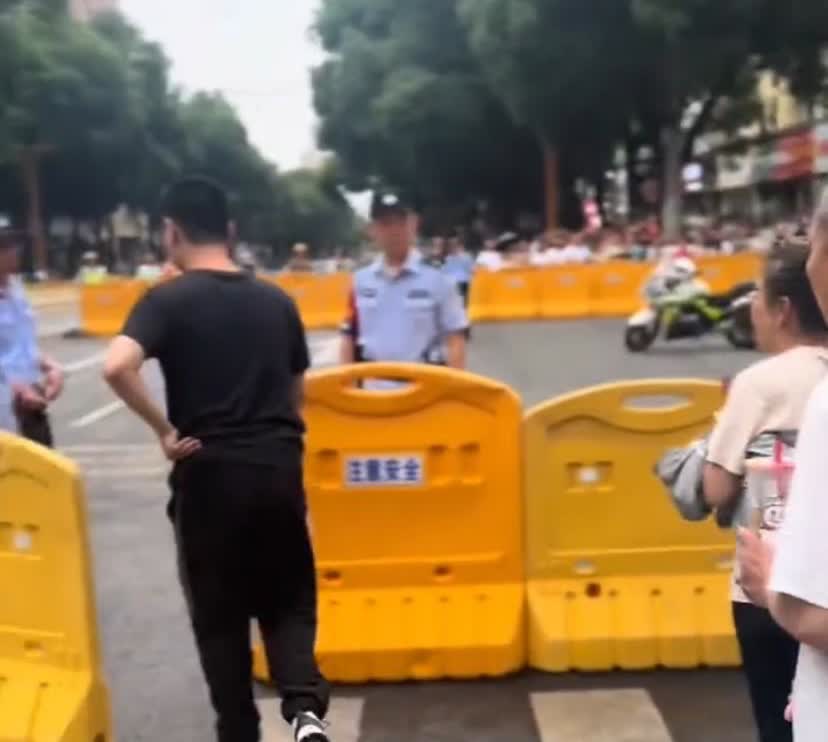 太遗憾了！考场门口，一位穿黑衣服的男生迟到了一分钟，家长们劝他去试一试。他冲进外