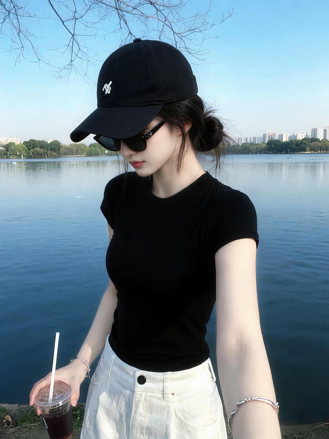 夏日清新穿搭黑帽+墨镜轻松出街时尚感满满气质美女穿搭