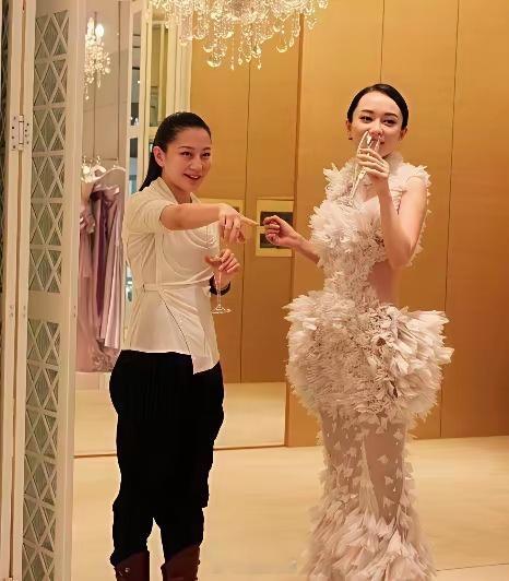 当妈妈是一场美丽的蜕变，霍思燕也不例外。再苗条的身姿，也会为孕育生命欣然舒展；再