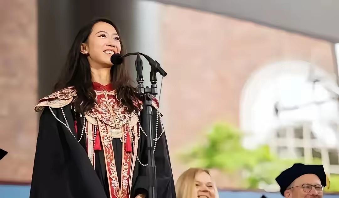 蒋雨融，这位哈佛大学“高”材生这回玩砸了，大庭广众之下，操着磕磕绊绊的英语