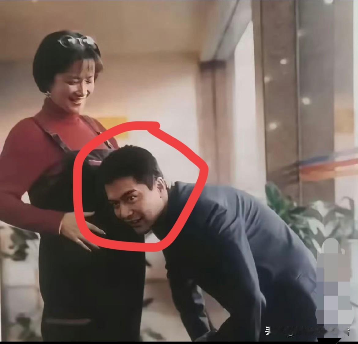 昨天说他出席了告别仪式，今天又说他人在美国某餐厅吃饭，究竟哪一个是真的？果然