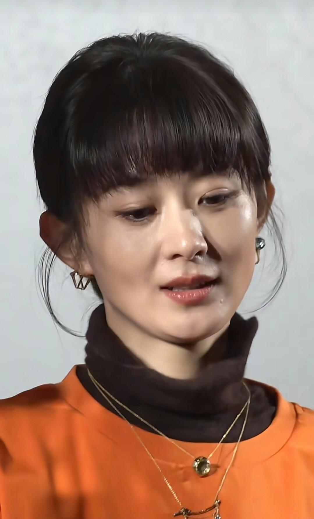 她38岁，在片场不再被叫“颖宝”。工作人员现在喊她“赵监制”。最新花絮里，你