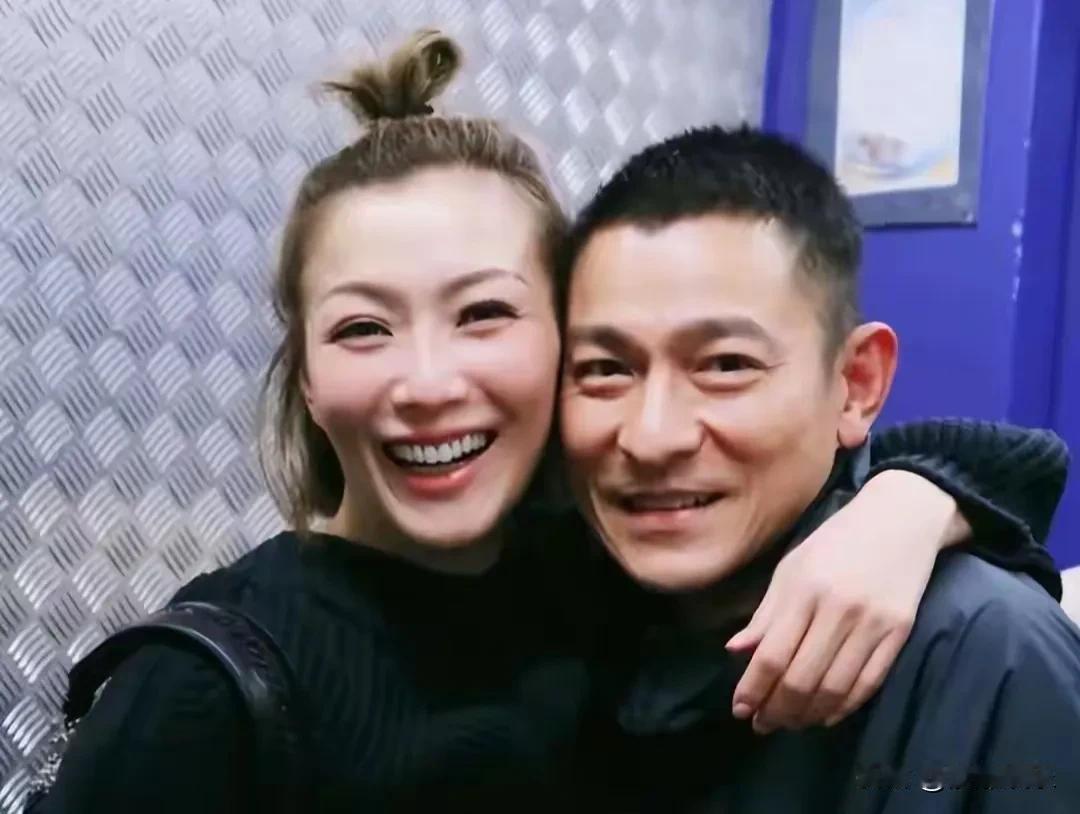 说刘德华有“社恐”？郑秀文这话一出来，网友都乐了。天王哎，红足四十年，你告诉