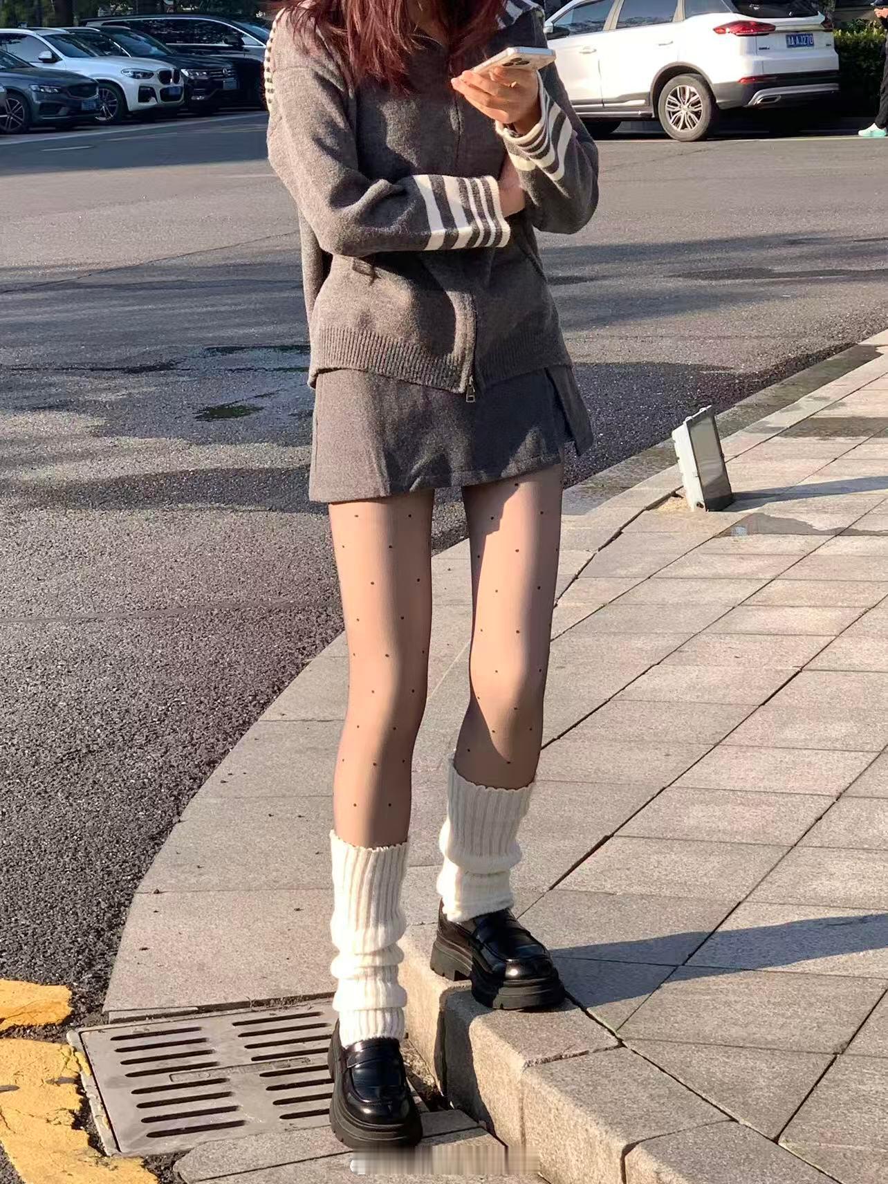 波点黑丝我悟了！！！和朋友出门，一眼就相中了她的这个加绒波点黑丝，颜色好清透自然