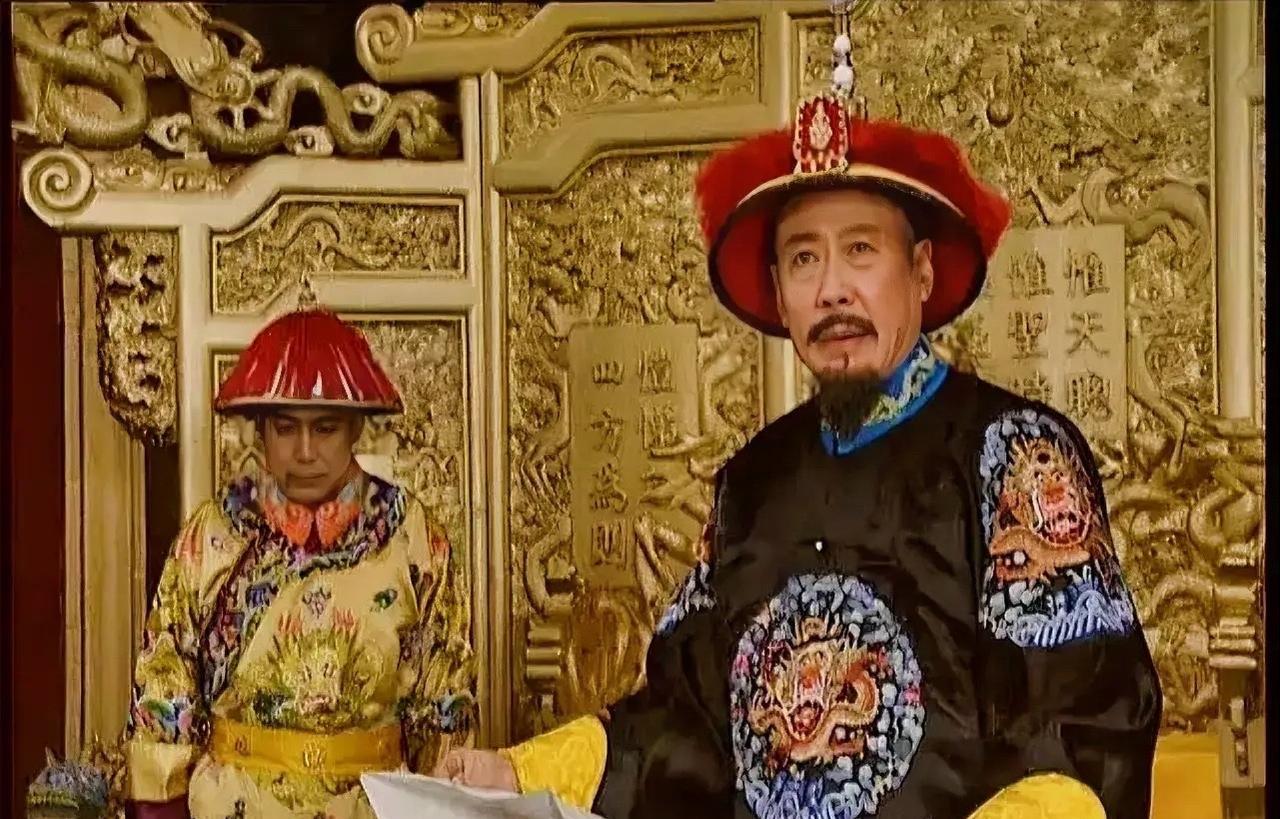 亲征噶尔丹回京的康熙，虽大胜归来，却表现的很愤怒，他先是处死了太子胤礽身边的三个