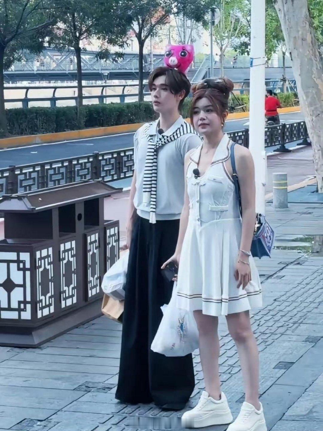 最服陈妍希，43岁了，从头到脚少女装扮，但一点都不违和