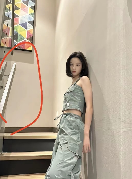 网友们别挖了，震惊的不是她的耳饰，也不是黄杨钿甜她爸的声明，而是她晒出来的照片