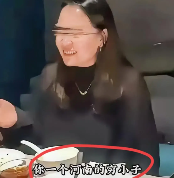 最近“西餐女”火出圈了！就因为她在饭局上嘲笑自己男友，还大言不惭说自己是吃西