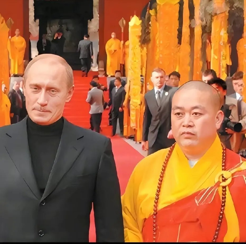 2006年，普京到访中国专门前往嵩山少林寺参观，与时任方丈主持释永信的一张留影。