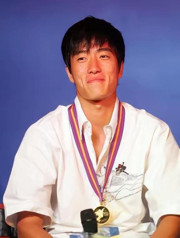 2004年刘翔跨栏夺冠后，开发商送他一套225万的房子，他豪气地送给教练，不料，